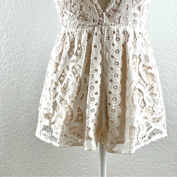 Tobi Halter Lace Romper Size M - Picture 11 of 16